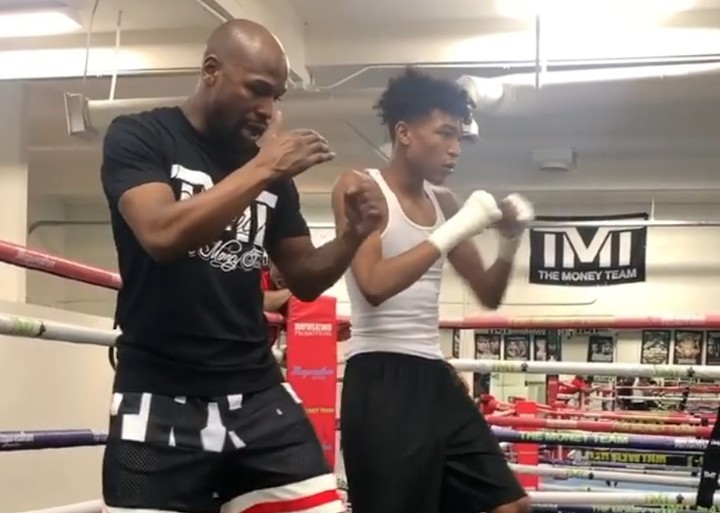 Mayweather trénuje syna, ten však chce preraziť v inej brandži